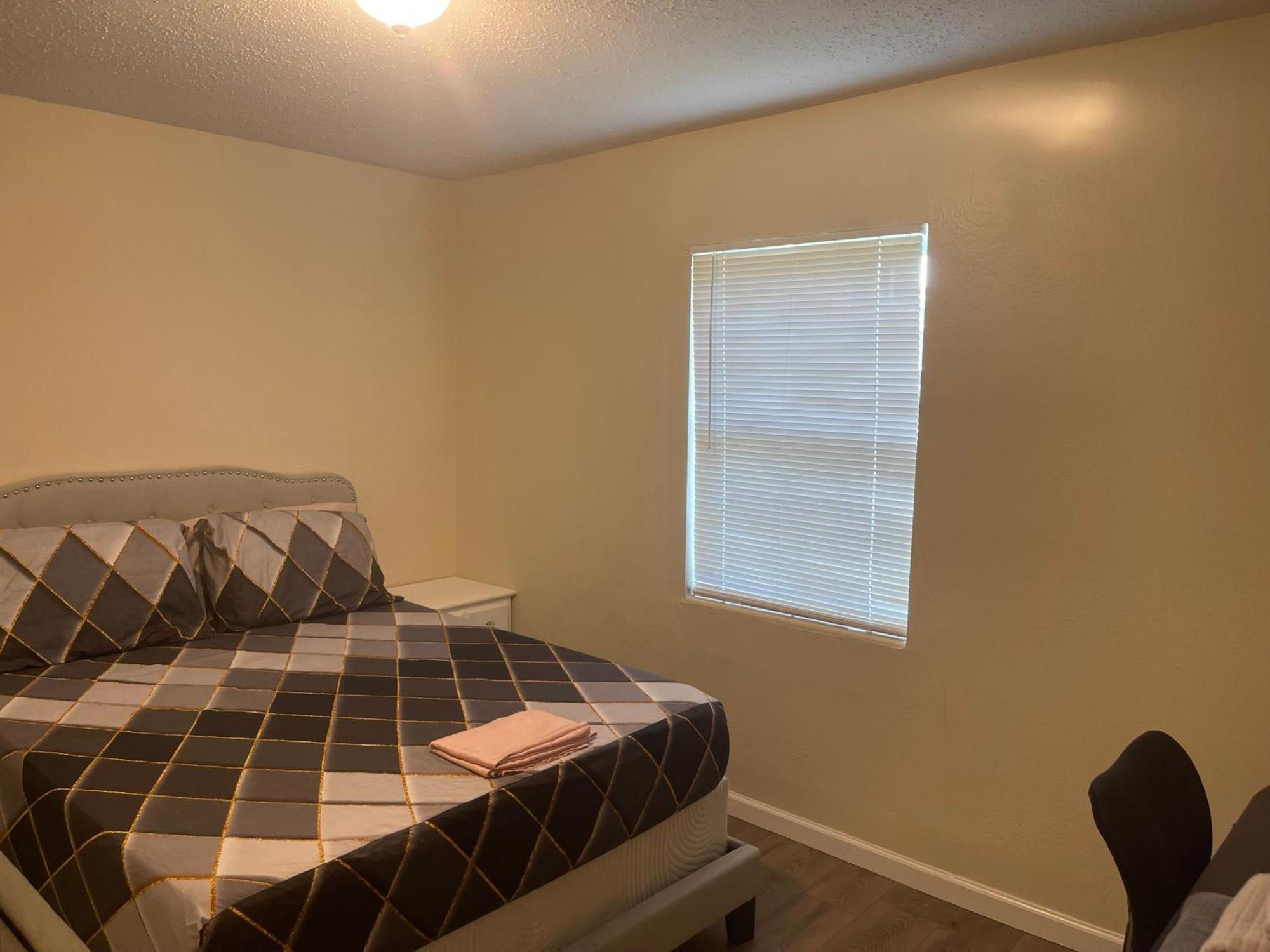 Private Queen Bedroom C Shared Common Spaces フォート・ピアス エクステリア 写真
